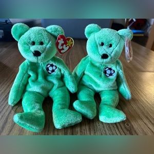 Ty Beanie Babies Kicks The Soccer Bear Date Of Birth August 16, 1998. Set Of 2.